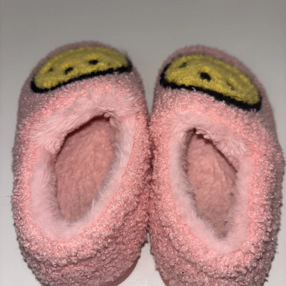 Kids Pink Tie Dye Water Shoes & Smiley Face Slippers Bundle Size 9-10‎